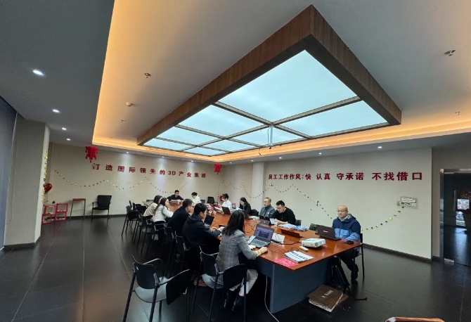 為深入貫徹中共中央、國務(wù)院印發(fā)的《國家標(biāo)準(zhǔn)化發(fā)展綱要》，落實加快數(shù)字化發(fā)展、建設(shè)數(shù)字中國的戰(zhàn)略部署，和《上海市全面推進(jìn)城市數(shù)字化轉(zhuǎn)型“十四五”規(guī)劃》，推進(jìn)上海城市數(shù)字化轉(zhuǎn)型標(biāo)準(zhǔn)化建設(shè)，數(shù)造科技積極響應(yīng)這一號召，成為上海市浦東新區(qū)第一批試點數(shù)字化改造企業(yè)之一，并順利通過驗收。  圖片  圖片  圖片  圖片  圖為上海市城市數(shù)字化轉(zhuǎn)型工作領(lǐng)導(dǎo)小組部分領(lǐng)導(dǎo)和南匯工業(yè)園區(qū)領(lǐng)導(dǎo)、上海數(shù)造領(lǐng)導(dǎo)班子成員參加數(shù)字化改造驗收答辯  圖片  參觀上海數(shù)造大廳的數(shù)字化制造“黑湖小工單”生產(chǎn)工序看板  數(shù)造科技自成立之初，創(chuàng)始人趙毅博士就以“數(shù)造”為企業(yè)命名，蘊(yùn)含數(shù)字化制造和變革的深遠(yuǎn)意義，與此時政府推進(jìn)聚焦制造業(yè)與數(shù)字化改造深度融合。未來，數(shù)造科技將不斷提升公司智能化、數(shù)字化、信息化改造力度，全面提升公司綜合管理和運(yùn)營水平，著力實現(xiàn)智能制造高質(zhì)量發(fā)展。